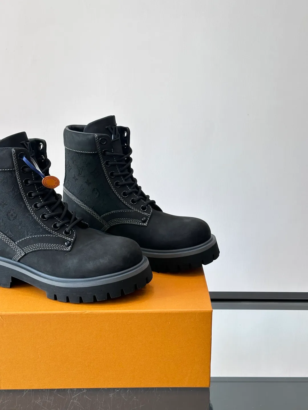[L Home] Top P: 920💰 Size: 39-44 (45 can be customized) LOUIS VUITTON Louis Vuitton ss25 LV Donkey brand new thick-soled lace-up big-toe shoes men's casual shoes high-top short boots. These boots are crafted from top-grain calf leather for a lightweight and comfortable fit. The thick EVA outsole is embellished with eye-catching ridges, and the trendy attitude of being both strong and soft makes it an everyday choice. ✔Upper: imported first-layer cowhide ✔Lining: cowhide ✔Outsole: original molded outsole Size: 39-45